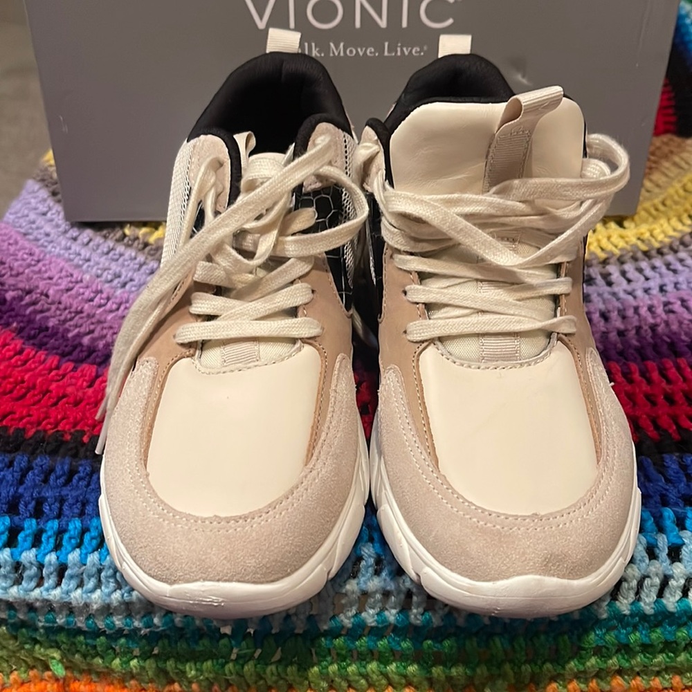 Vionic sneaker size 8 women’s